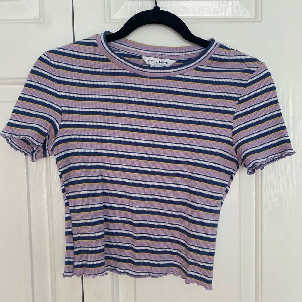 Never worn, v cute striped ribbed crop top with short sleeves, size US 4